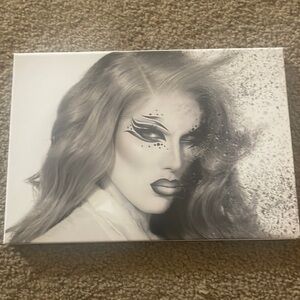 Jeffree star Smokey eyeshadow palette